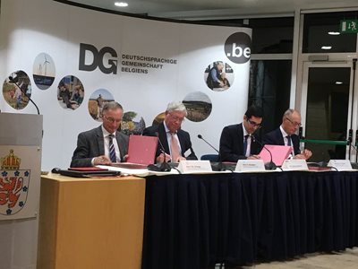 Unterschrift-Vertrag-CHC1.JPG Unterschrift-Vertrag-CHC1.JPG