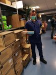 Auch eine Schutzmaske kann die Freude nicht verbergen