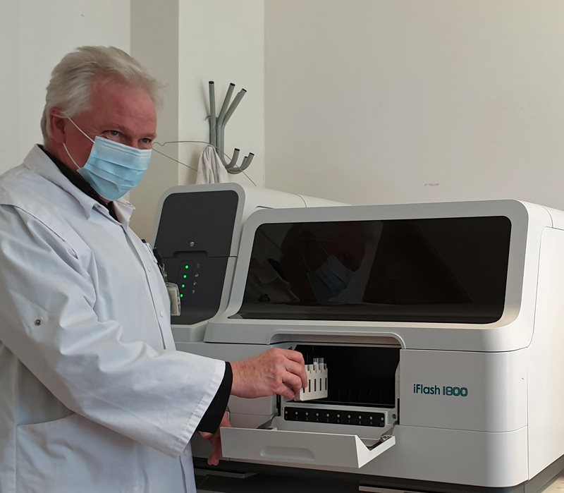 200625-Paul-Gobbels-mit-Antikorper-Testgerat-bearb-(1).jpg 200625-Paul-Gobbels-mit-Antikorper-Testgerat-bearb-(1).jpg